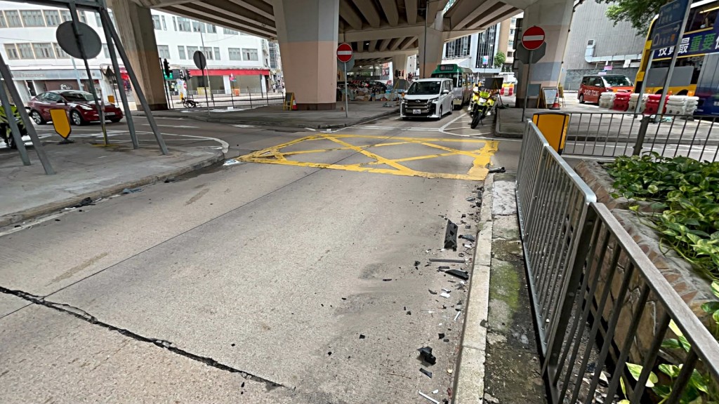 地上散佈汽車殘件。楊偉亨攝