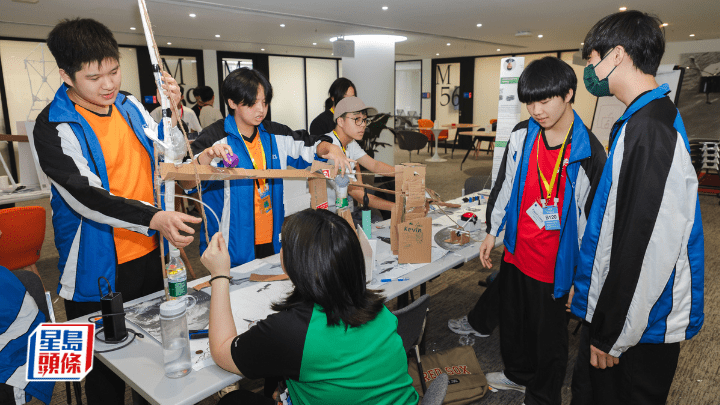 學生分組完成「火星任務」、「資源再生設計」及「太空競賽」,利用廢紙、膠樽等回收材料,設計並建造機械裝置。