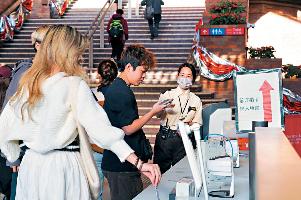 反修例事件期間，理大校園遭破壞，校方實施多項管制政策，包括只限學生、教職員及獲授權人士進入校園。