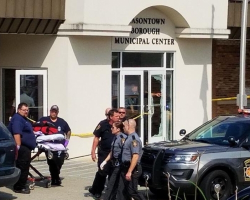 槍擊案導致至少1人死亡，4人受傷，傷者包括警員。AP