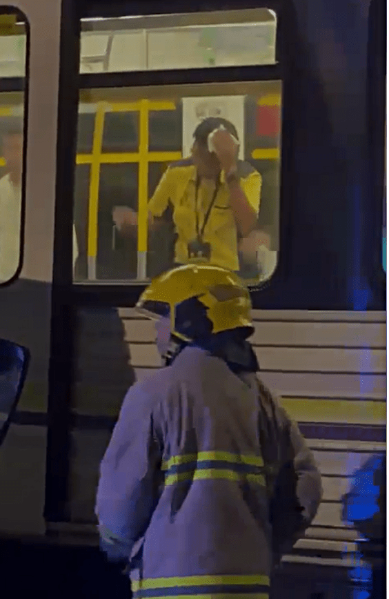 輕鐵車長受傷按住頭部。網上截圖