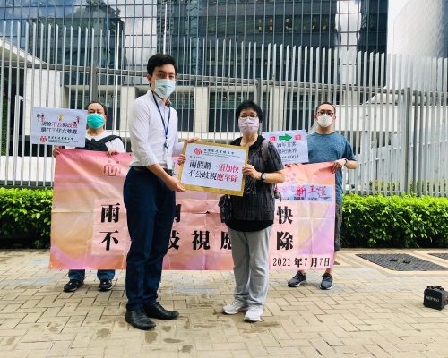 香港製造業總工會代表今早到政府總部請願。工會FB圖片