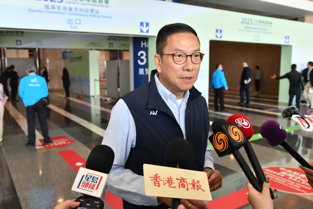 全國政協常委施榮懷。 全國政協常委施榮懷。
