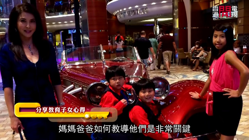 李婉華在42歲時產下一對孖仔。