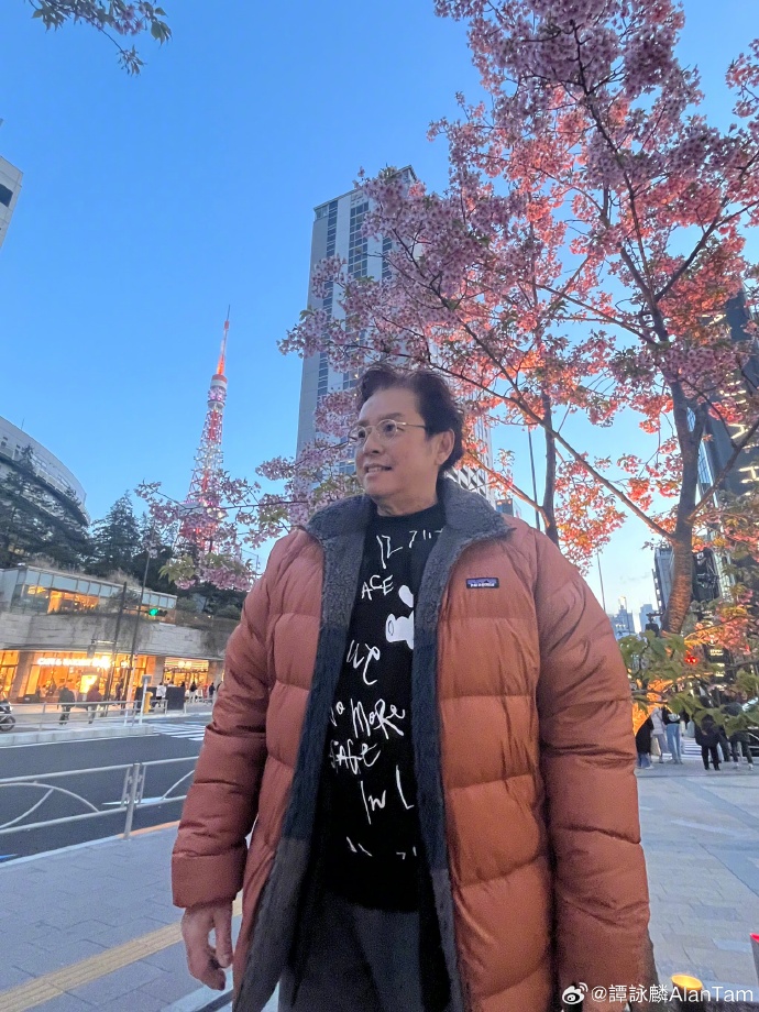 谭咏麟日前在微博连发多个帖，分享游东京的照片。