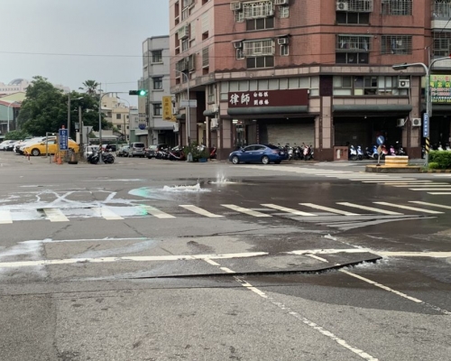 地震發生後，地下水管及天然氣管線破裂造成外洩，路面隆起。