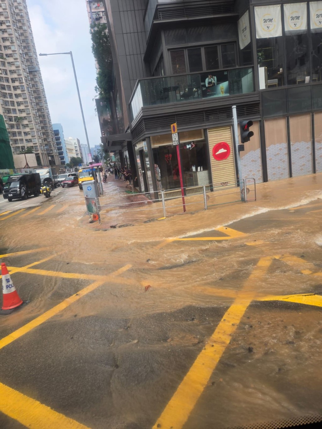 黃泥水湧出路面。FB：香港突發事故報料區2.0