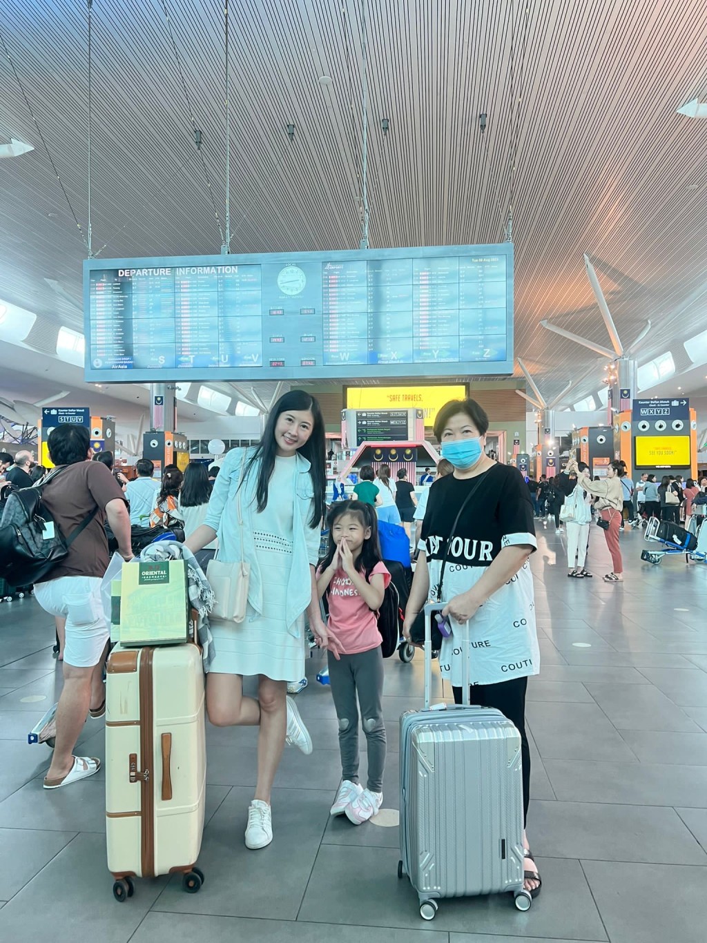 赵哲妤三代同堂到吉隆坡旅行。