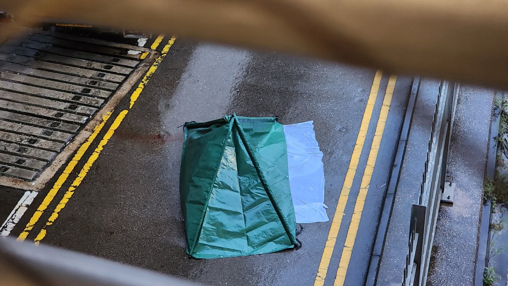 警方以帳篷遮蓋遺體。 警方以帳篷遮蓋遺體。