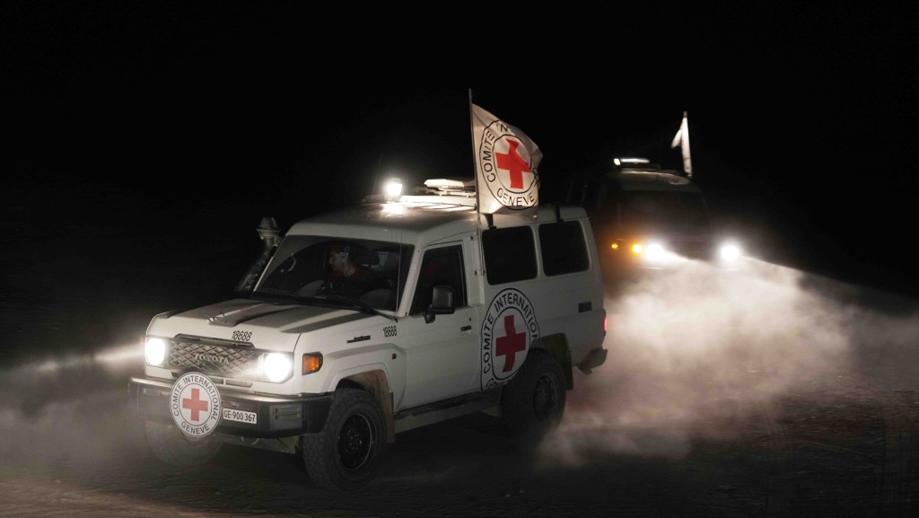 以色列透過紅十字會接收哈馬斯交還3具人質遺體。美聯社