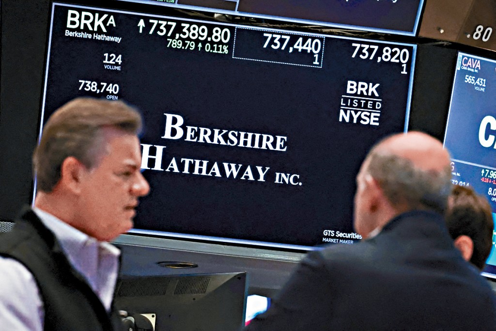 在美股市況欠佳下，巴郡往往跑贏大市，相信原因是巴郡持倉遍及各板塊，防守力較強。