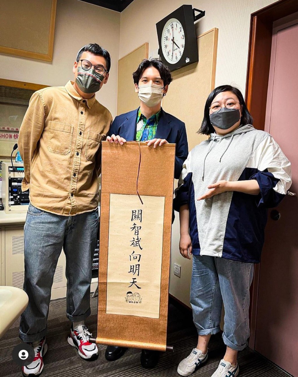 跟閆擎(右)一起上演戲課堂的Kenny(中),兩個星期前才接受對方訪問。