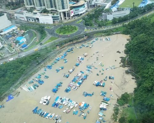  大雨導致將軍澳小赤沙海水瀑漲。網圖