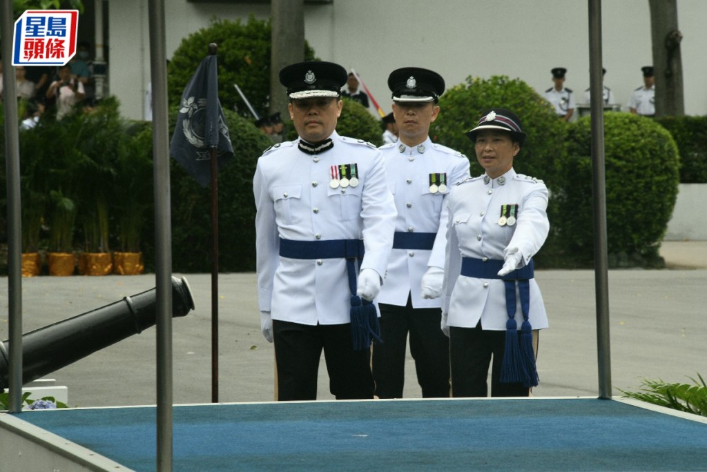 警务处副处长袁旭健（左）8月退休。杨伟亨摄