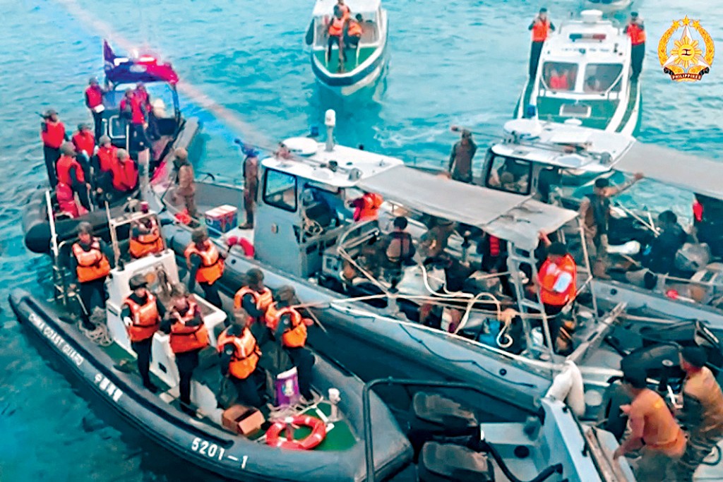 中国海警在仁爱礁拦截菲方船只。