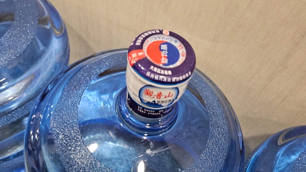 政府飲用水風波 香港標準及檢定中心澄清並未為「鑫鼎鑫」檢測水質 林健鋒批:大話冚大話