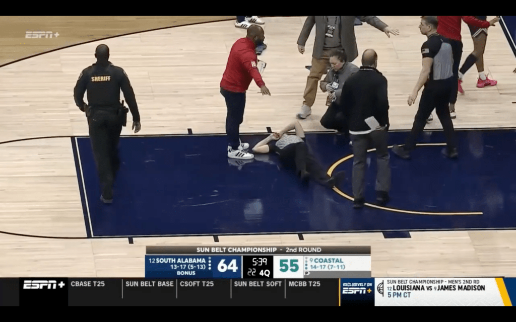 NCAA女籃爆全武行 8人被逐球證遭誤傷倒地。ESPN影片截圖