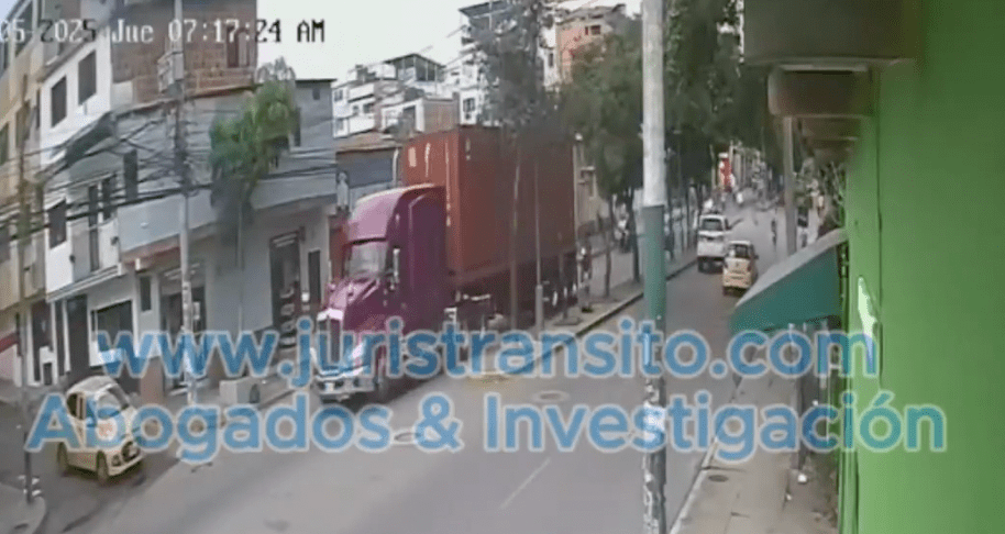 從當地傳媒播出的監視器畫面，事發時一輛重型拖頭車經過涉事街路。X@kesedice