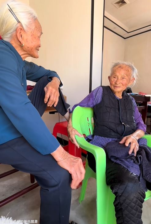 113岁的陈老太最爱与91岁的女儿聊天。抖音