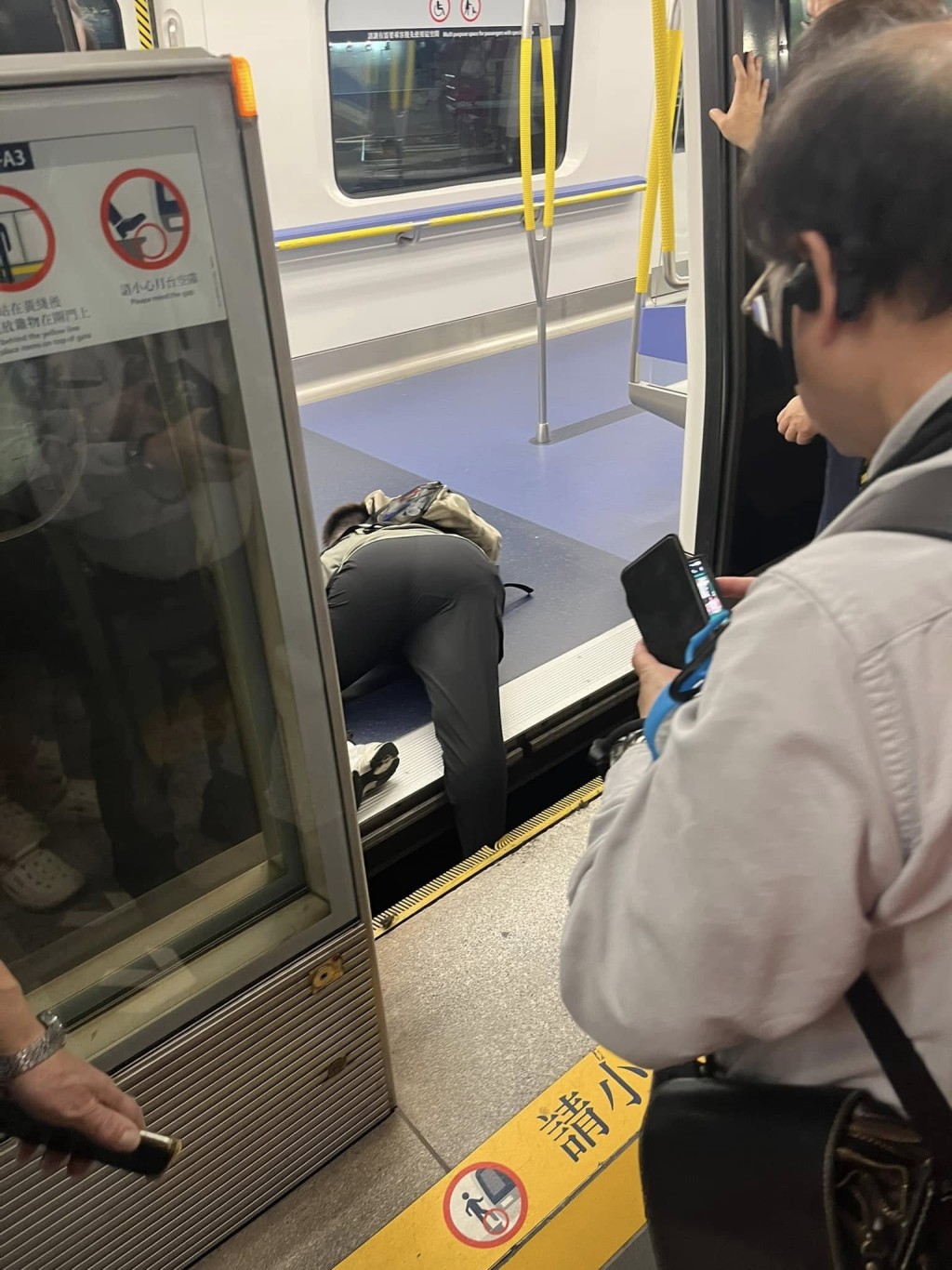 女子右腿被困月台與列車空隙。FB:官塘老母群組 女子右腿被困月台與列車空隙。FB:官塘老母群組