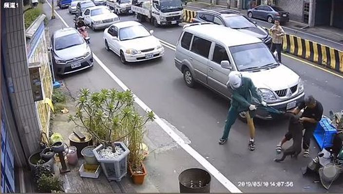 狗主拍打其頭部亦無功。網圖