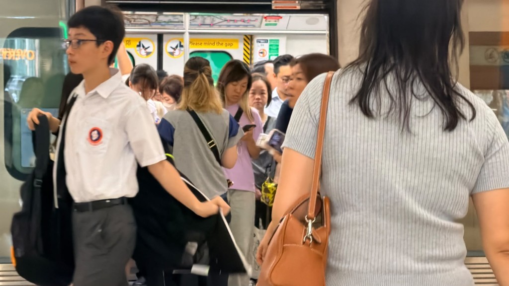 市民上班上學受阻。 市民上班上學受阻。