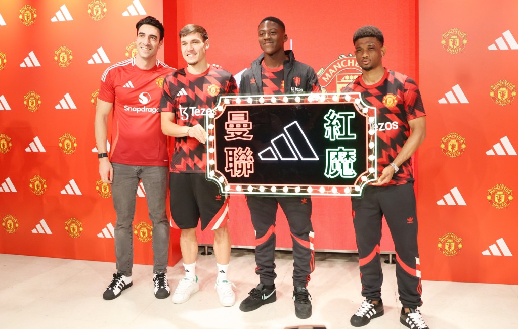 曼聯球員阿密特迪亞路(右)、明奴(中)、烏加迪(左2)訪港出席活動。徐嘉華攝
