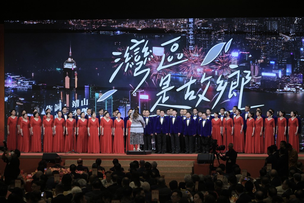 培僑中學學生代表、杭州亞運會香港運動員代表與一眾駐港機構職員合唱《灣區是故鄉》。陳浩元攝