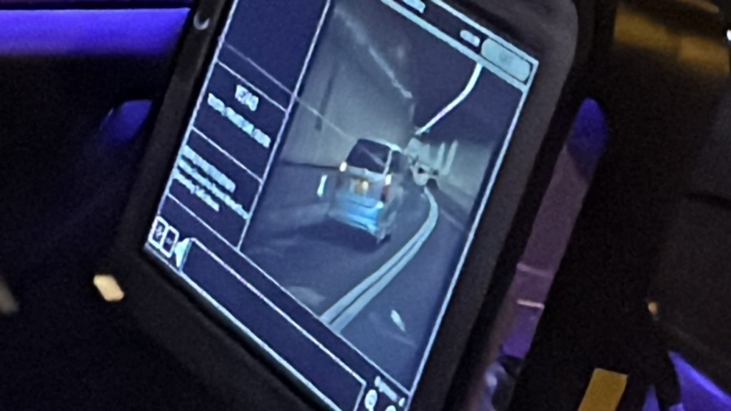 一輛警方隱形戰車巡邏期間，在機場隧道發現一架可疑車輛。李家傑攝
