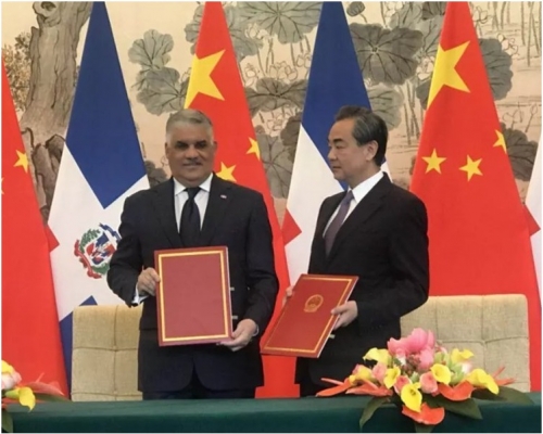 王毅今早和巴爾加斯,簽署建交聯合公報。網圖