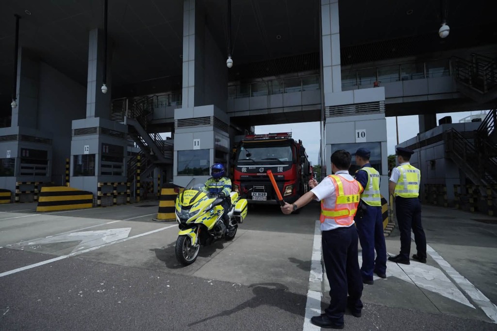 內地及澳門消防救援隊伍分別經深圳灣口岸及港珠澳大橋香港口岸來港。香港保安局FB