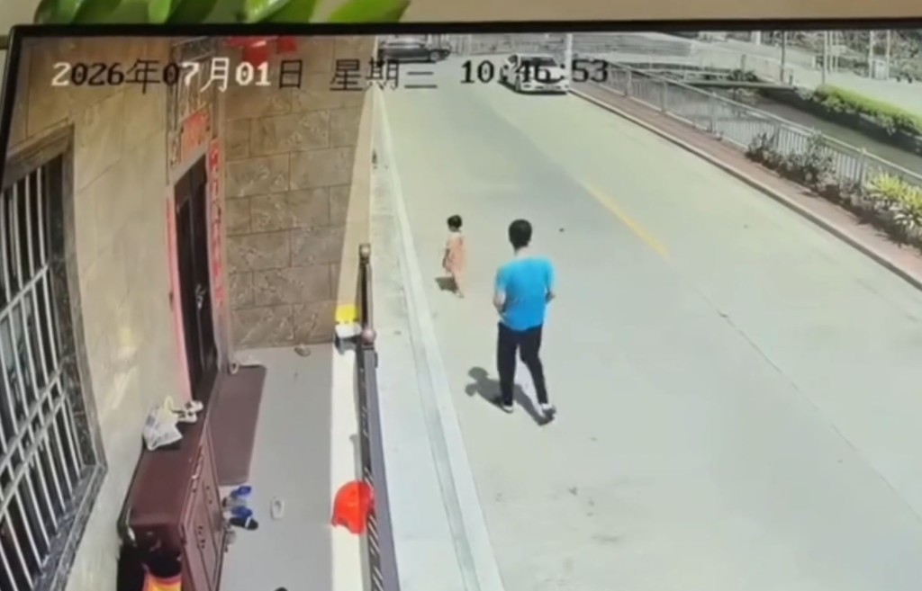 藍衣漢尾隨女童然後突將對方抱起掟落河。微博
