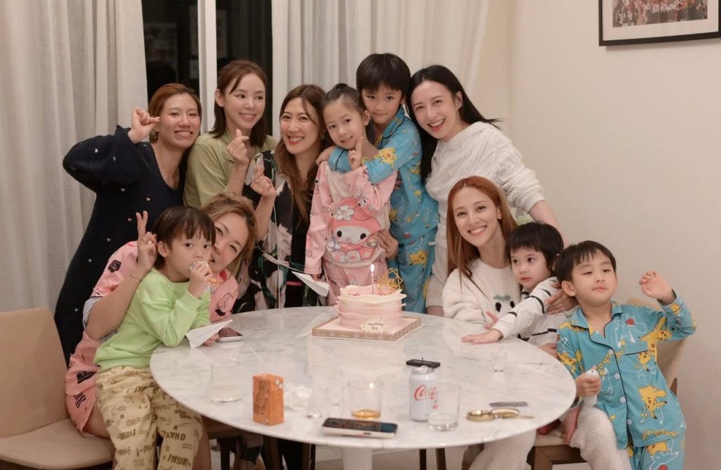 眾人穿上舒適的睡衣，笑容燦爛。