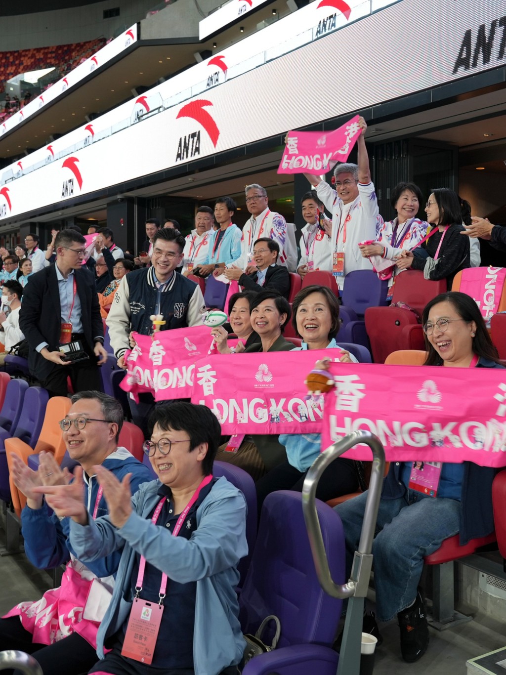 何永賢到啟德體育園觀賽，與同僚一起見證全運會七人制橄欖球項目男子組冠亞軍賽。何永賢fb