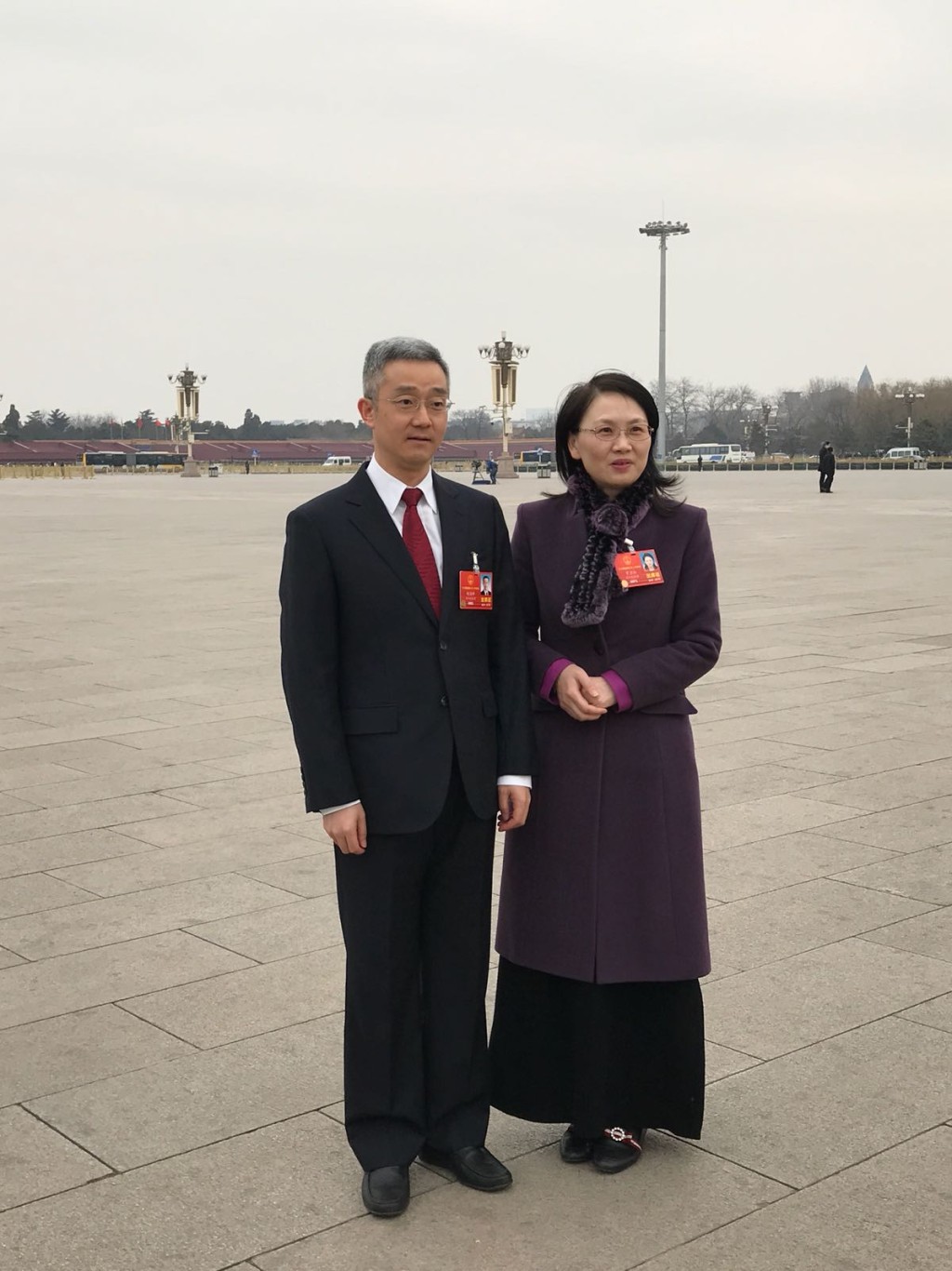 胡海峰與女代表合影。張言天攝