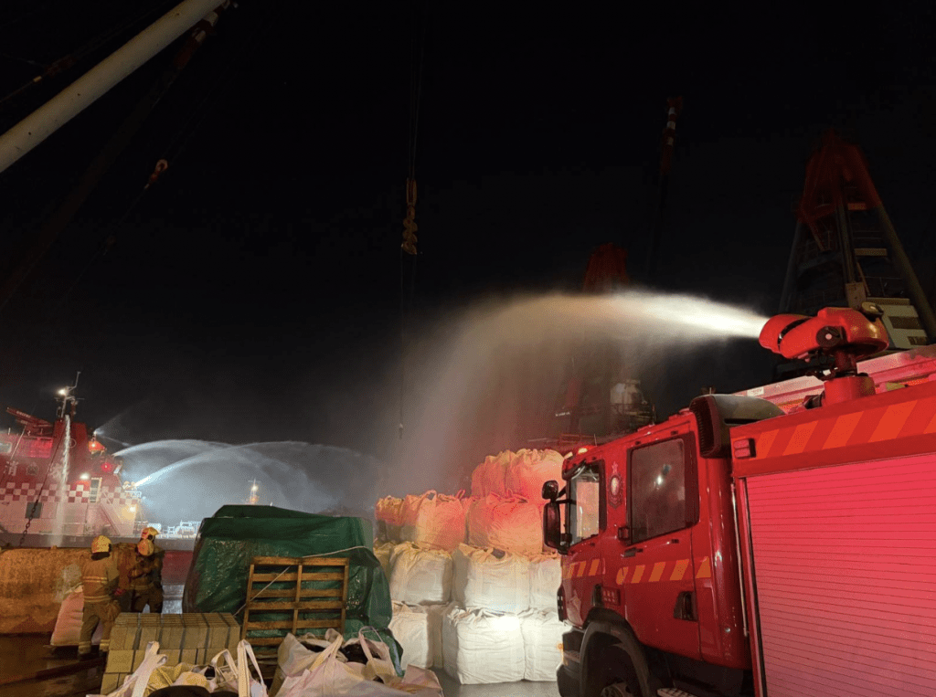 現場消防滅火輪即時開喉，陸上消防泵車亦啟動攻喉筆向船隻噴水，至清晨5時許行動仍在進行中。蔡楚輝攝