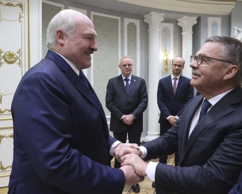 國際冰球聯盟主席Rene Fasel(右)及白俄羅斯總統盧卡申科(左)會面。AP圖片