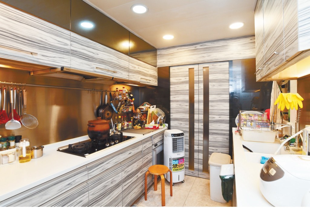 廚房呈長直形，並設有多組廚櫃。