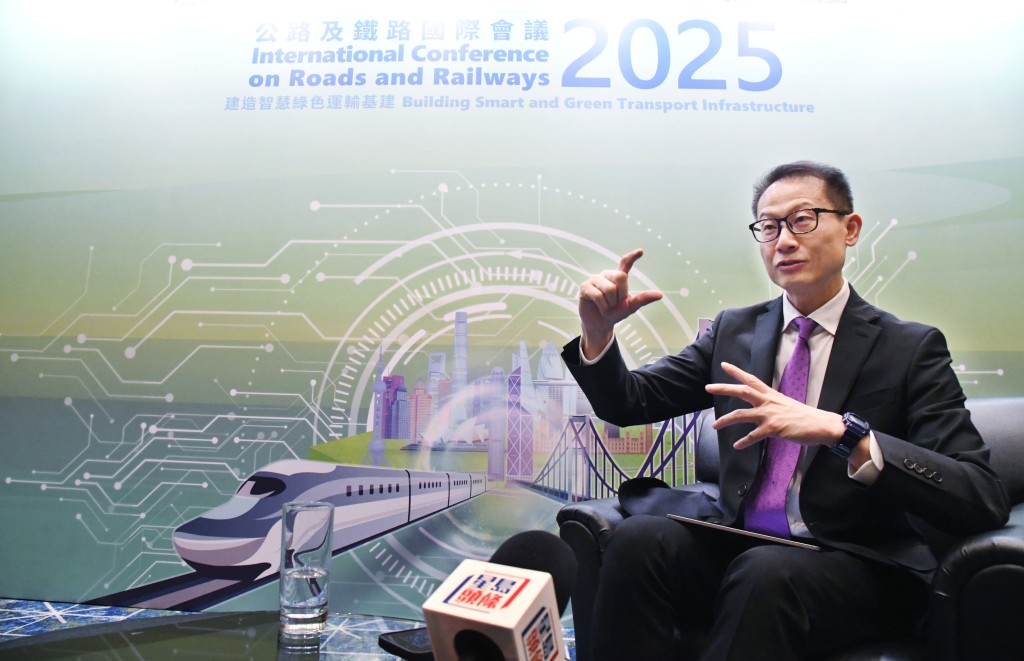 邱國鼎指香港的基礎設施,包括道路和鐵路網絡,都屬於世界一流。何健勇攝 邱國鼎指香港的基礎設施,包括道路和鐵路網絡,都屬於世界一流。何健勇攝