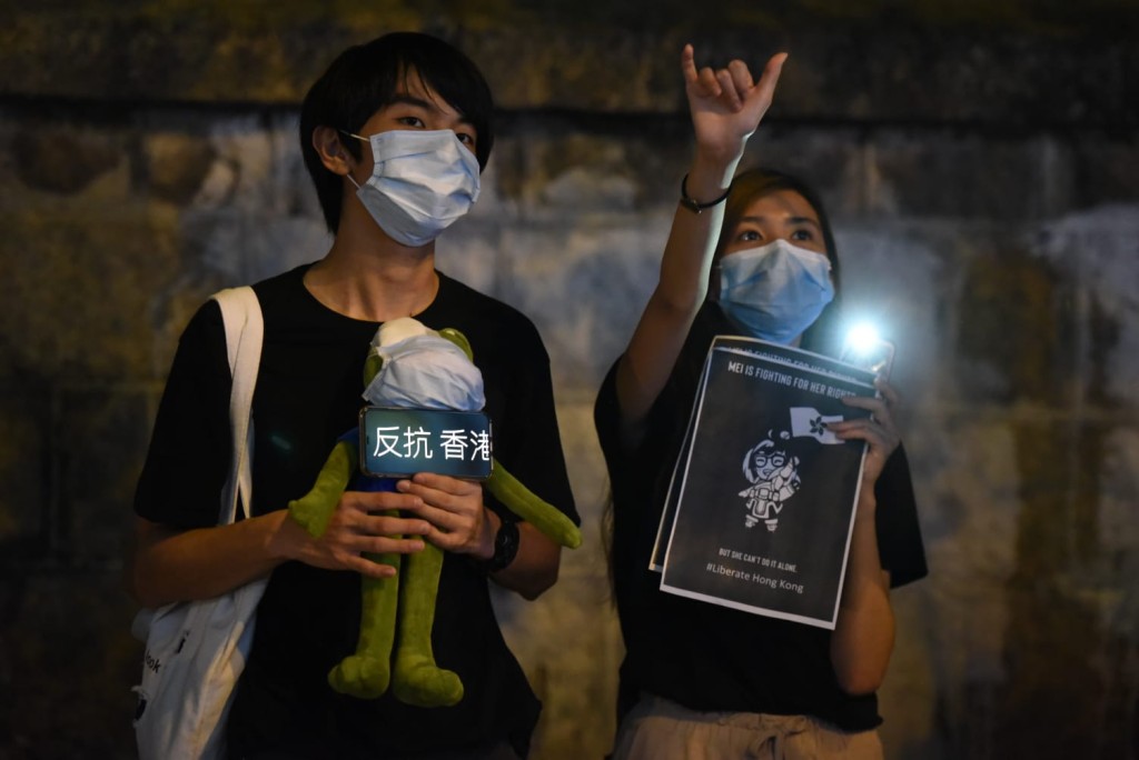 尖沙嘴警署外有人聚集。