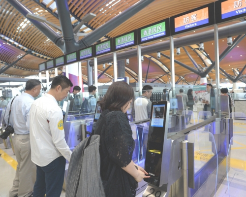 韋東慶指大橋只是剛開通，公眾毋須擔心外界所指流量的情況。資料圖片