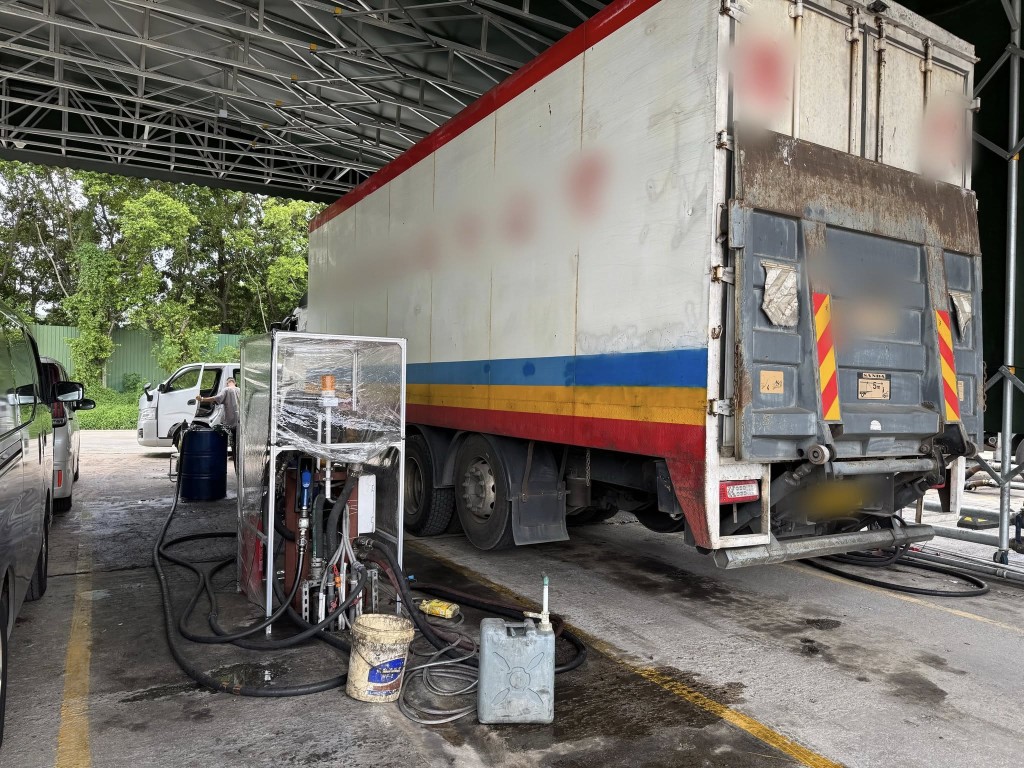行動中，消防處人員發現大批入油工具。