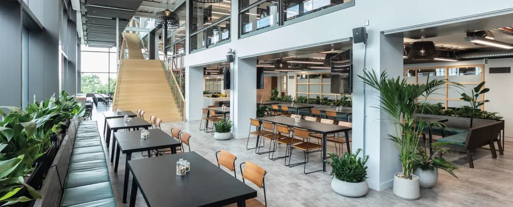 Farfetch是一個英葡線上奢侈品時尚網絡平台，銷售來自世界各地700多家精品店和品牌的產品，總部位於倫敦。