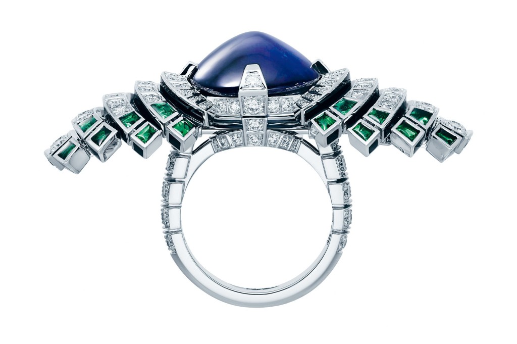 Parhelia鉑金鑽石指環,以藍寶石、祖母綠及黑漆組成品牌標誌性的「孔雀尾羽」色彩,重21.51卡藍寶石主石兩邊向外延伸的弧形綫條,佩戴在手指上,呈現獨特效果。