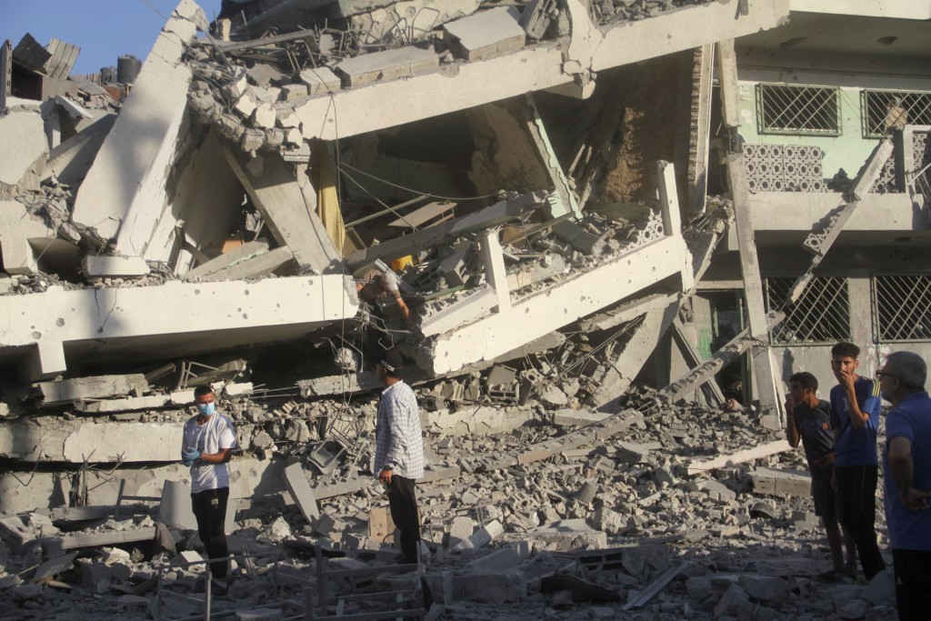 哈馬斯稱以軍空襲流離失所者學校，至少15人死亡。路透社
