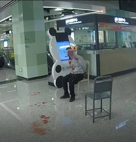 涉事中年男子身上有大量血漬。(網圖)