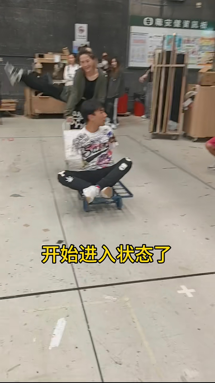 劉曉昆邊推手推車，邊施展她的舞蹈。