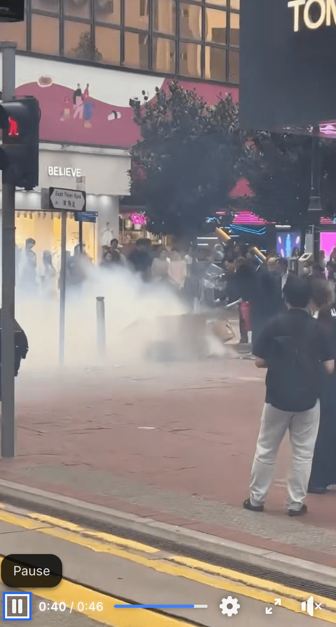 當火勢轉趨微弱後，更有工作人員合力搬來辦公室用的大型蒸餾水樽倒水降溫，並有人上前踐踏紙皮以徹底撲滅餘火。fb「車cam L（香港群組）」