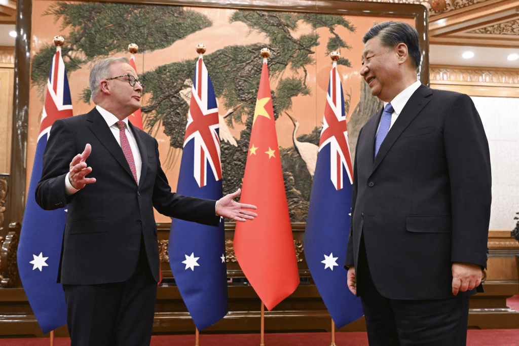 随着澳洲总理阿尔巴尼斯上任后，中国同澳洲关系回暖。图为去年11月习近平与澳洲总理阿尔巴尼斯会面。 AP