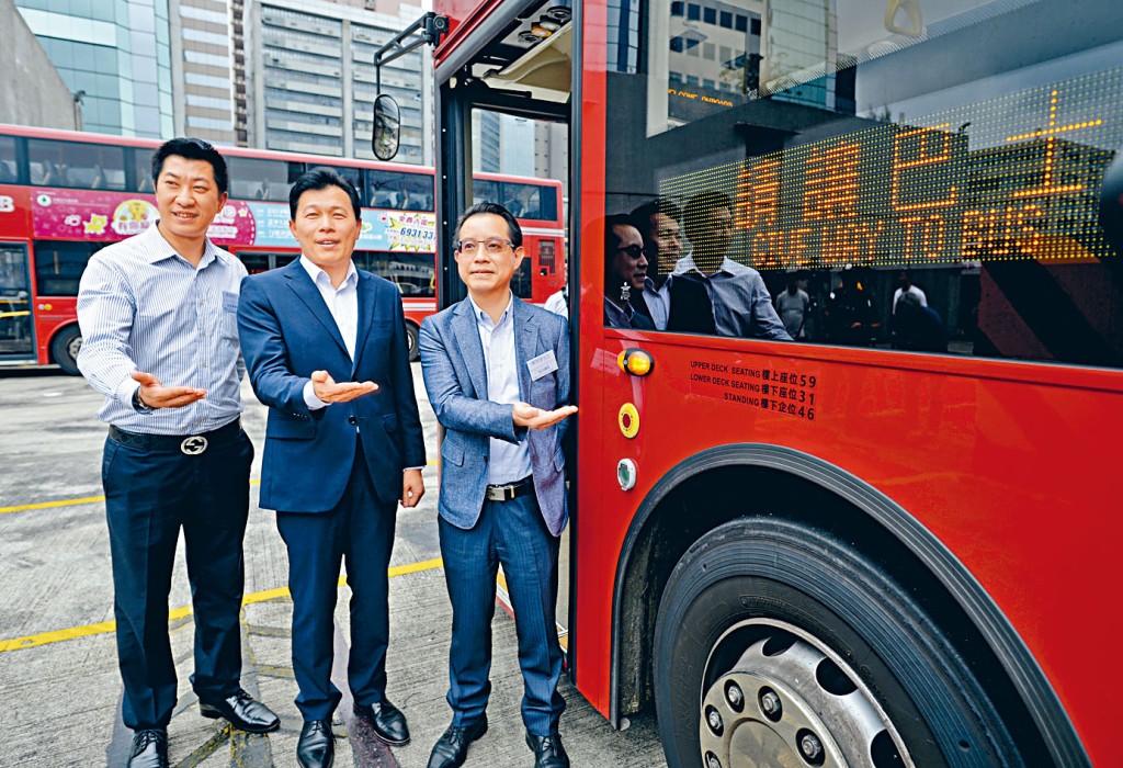 九巴安全總監關智偉表示，九巴正試驗引入一套智慧型指示燈系統。左為副車務總監黃健輝、中為行政總監許鎮德。